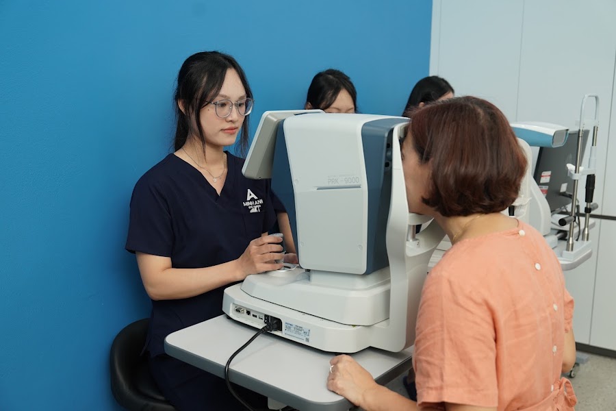 Đo khúc xạ và chụp hình ảnh mắt bằng máy